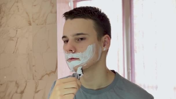 Adolescente Com Espuma Seu Rosto Barbear Usando Navalha — Vídeo de Stock