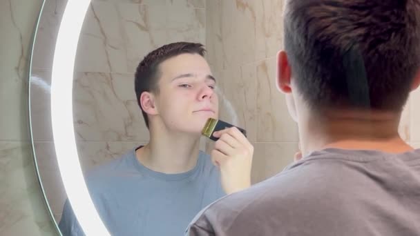 Teenager Barberer Med Elektrisk Barbermaskine Foran Spejl – Stock-video