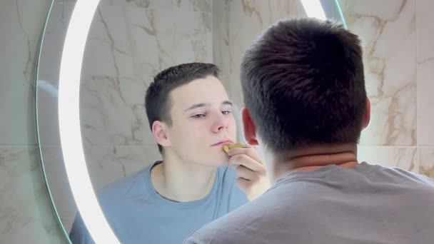 Adolescente Menino Barba Com Barbeador Elétrico Frente Espelho — Vídeo de Stock