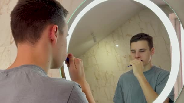 Remaja Laki Laki Shirt Menggosok Giginya Depan Cermin Melihat Giginya — Stok Video