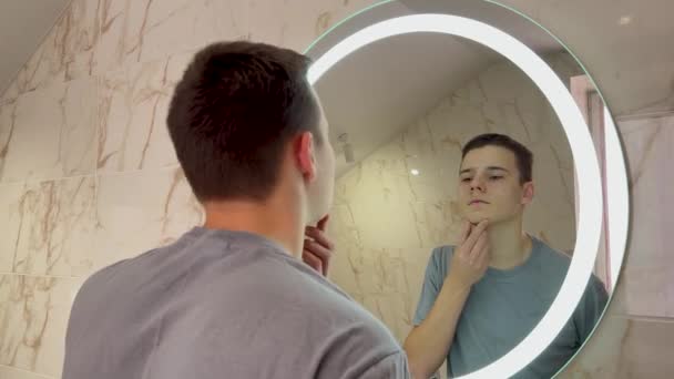 Framför Spegeln Undersöker Tonåringen Sitt Första Skägg Och Vidrör Det — Stockvideo
