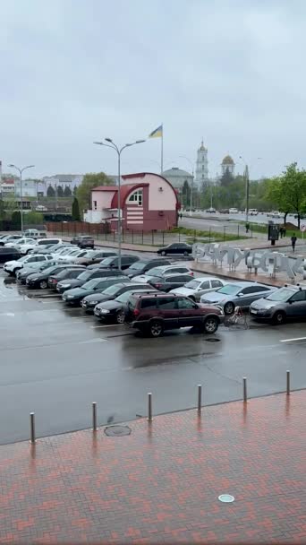 商场前面的停车场挤满了车 — 图库视频影像