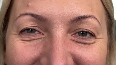 Bir kadının gözlerine yakın çekim. Farklı duyguların değişimi (neşe, üzüntü, şaşkınlık) gözlere ve yüz ifadelerine yansımaktadır..