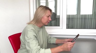Yetişkin bir kadın aile fotoğrafına bakar. Onun kötü görme duyusu bunu zorlaştırıyor. Gözlüklerini takar ve resmi daha net görmekten memnun olur. Ona mutlu, kısa süreli olayları hatırlatır..