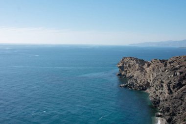 Malaga sahili geçidi Akdeniz 'de birleşiyor, güneşli bir gün.