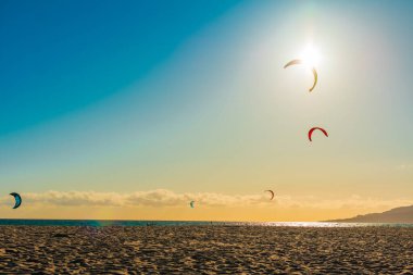 Gün batımında rüzgar sörfü uçurtmaları. Tarife, Cadiz, İspanya sahillerinde..