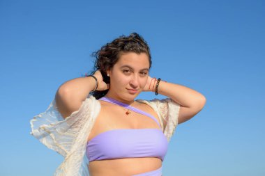 İspanyol bir kadının yakın çekimi, Akdeniz sahillerinde güneşin tadını çıkarıyor..