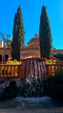 Sarayın bahçelerinde çeşme var.