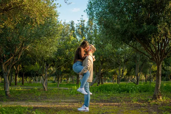 Bu iki aşık arasındaki tutkulu öpüşme, parktaki güzel bir randevunun son dokunuşu..