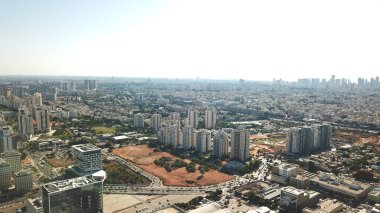 Petah Tikva City 'deki Trafiğin ve Modern Binaların Hava Aracı Görünümü