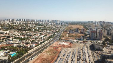 Petah Tikva City 'deki Trafiğin ve Modern Binaların Hava Aracı Görünümü