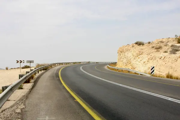Negev çölünde boş bir yol.