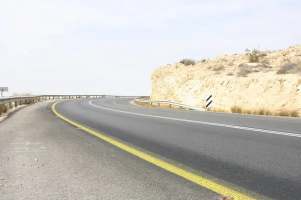 Çölün ortasında çölün ortasındaki yol.