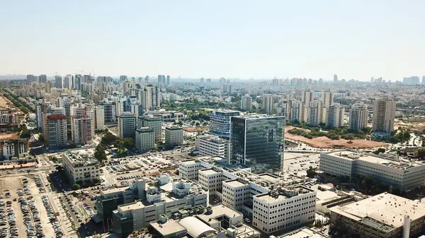 Petah Tikva City 'deki Trafiğin ve Modern Binaların Hava Aracı Görünümü