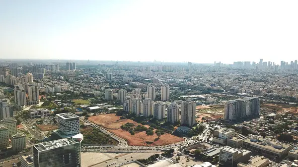 Petah Tikva City 'deki Trafiğin ve Modern Binaların Hava Aracı Görünümü
