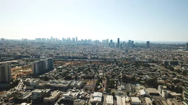 Petah Tikva City 'deki Trafiğin ve Modern Binaların Hava Aracı Görünümü