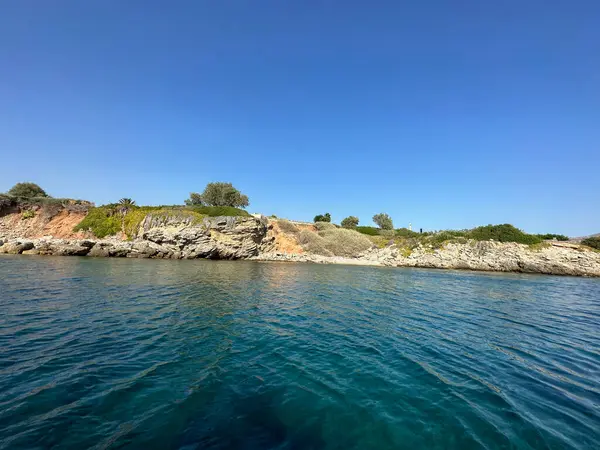 Atina 'nın kayaları ve adalarıyla Mavi Ege Denizi