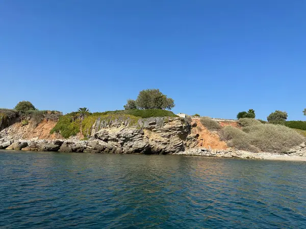 Atina 'nın kayaları ve adalarıyla Mavi Ege Denizi