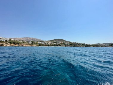 Atina 'nın kayaları ve adalarıyla Mavi Ege Denizi