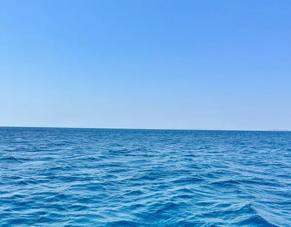 Atina 'nın kayaları ve adalarıyla Mavi Ege Denizi