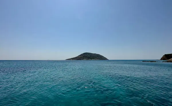 Atina 'nın kayaları ve adalarıyla Mavi Ege Denizi