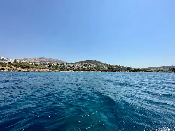 Atina 'nın kayaları ve adalarıyla Mavi Ege Denizi
