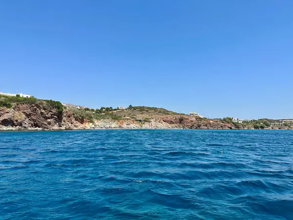 Atina 'nın kayaları ve adalarıyla Mavi Ege Denizi