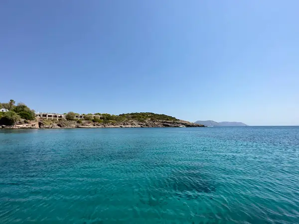Atina 'nın kayaları ve adalarıyla Mavi Ege Denizi