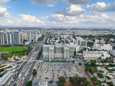 İsrail 'deki Tel Aviv & Ramat Gan şehrinin altın gün batımı ve açık gökyüzü manzaralı havası