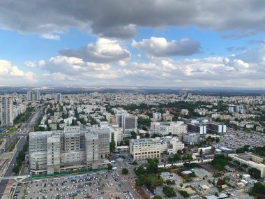 İsrail 'deki Tel Aviv & Ramat Gan şehrinin altın gün batımı ve açık gökyüzü manzaralı havası