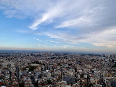 İsrail 'in Bnei Brak & Ramat Gan kentinin altın gün batımı ve açık gökyüzü hava manzarası