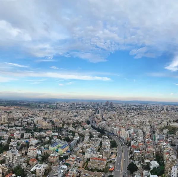 İsrail 'deki Tel Aviv & Ramat Gan şehrinin altın gün batımı ve açık gökyüzü manzaralı havası