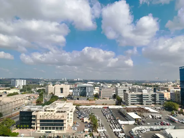 İsrail 'deki Tel Aviv & Ramat Gan şehrinin altın gün batımı ve açık gökyüzü manzaralı havası