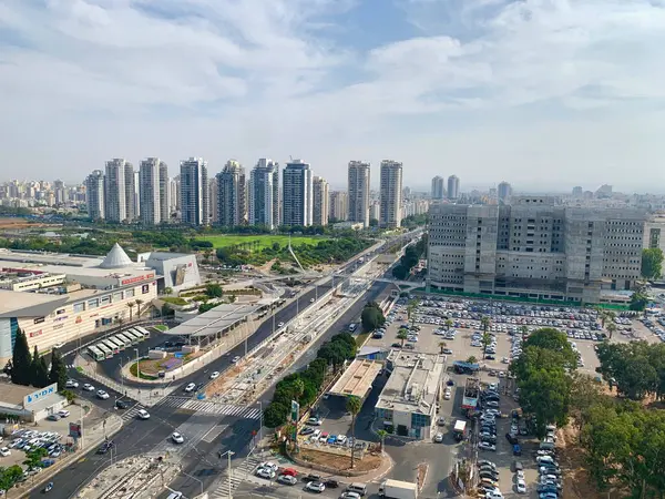 İsrail 'deki Tel Aviv & Ramat Gan şehrinin altın gün batımı ve açık gökyüzü manzaralı havası