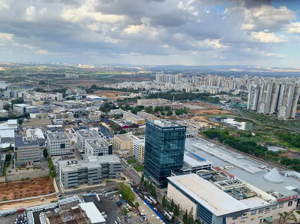 İsrail 'deki Tel Aviv & Ramat Gan şehrinin altın gün batımı ve açık gökyüzü manzaralı havası
