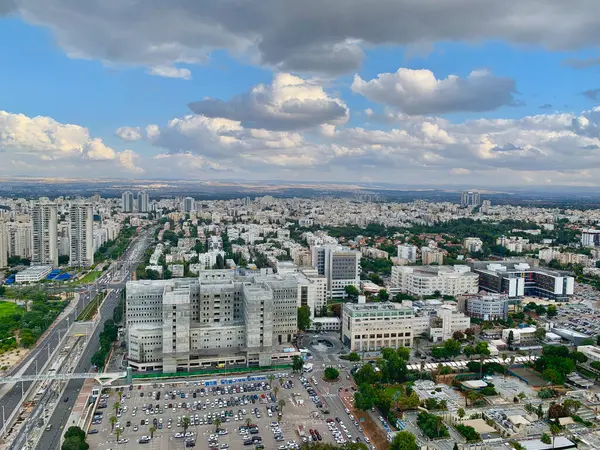 İsrail 'deki Tel Aviv & Ramat Gan şehrinin altın gün batımı ve açık gökyüzü manzaralı havası