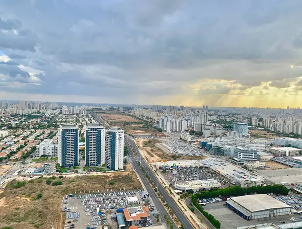 İsrail 'deki Petah Tikva & Kiryat Uno Şehir manzarasının altın gün batımı ve açık gökyüzü ile hava görüntüsü