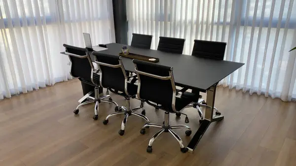 Modern bir ofiste toplantı odası masası.