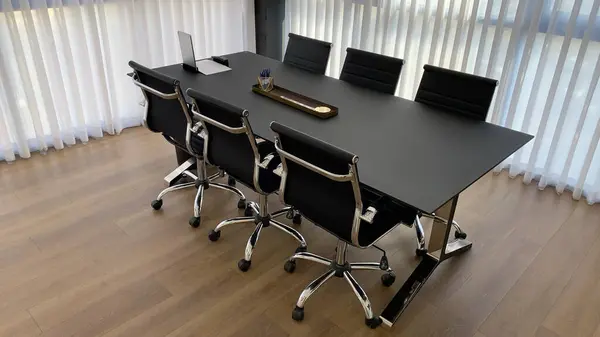 Modern bir ofiste toplantı odası masası.