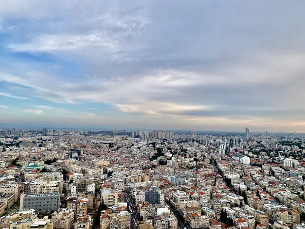 İsrail 'deki Tel Aviv & Ramat Gan şehrinin altın gün batımı ve açık gökyüzü manzaralı havası