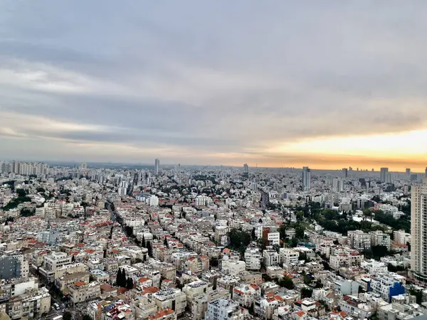 İsrail 'deki Tel Aviv & Ramat Gan şehrinin altın gün batımı ve açık gökyüzü manzaralı havası