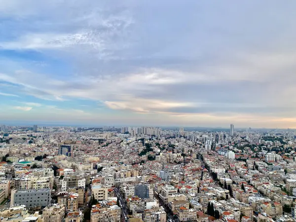 İsrail 'deki Tel Aviv & Ramat Gan şehrinin altın gün batımı ve açık gökyüzü manzaralı havası