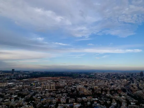 İsrail 'in Bnei Brak & Ramat Gan kentinin altın gün batımı ve açık gökyüzü hava manzarası