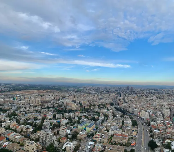 İsrail 'in Bnei Brak & Ramat Gan kentinin altın gün batımı ve açık gökyüzü hava manzarası