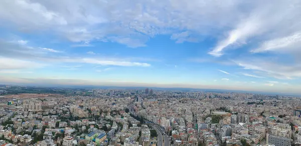 İsrail 'in Bnei Brak & Ramat Gan kentinin altın gün batımı ve açık gökyüzü hava manzarası