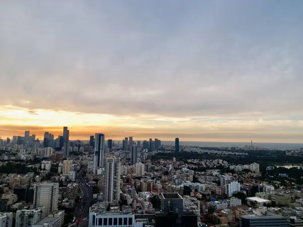 İsrail 'deki Tel Aviv & Ramat Gan şehrinin altın gün batımı ve açık gökyüzü manzaralı havası