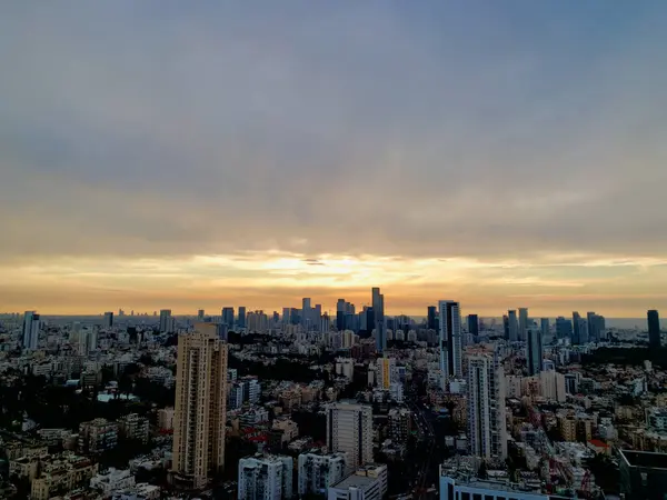 İsrail 'deki Tel Aviv & Ramat Gan şehrinin altın gün batımı ve açık gökyüzü manzaralı havası