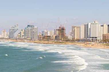 Tel Aviv sahil şeridinin panoramik görüntüsü City Skyline ve dalgalar sahile çarpıyor.