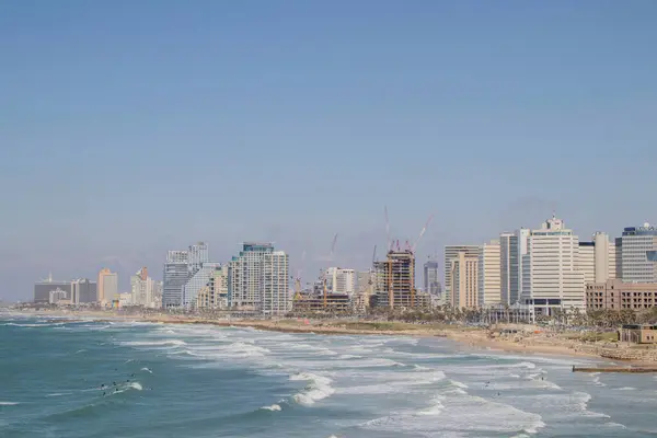 Tel Aviv sahil şeridinin panoramik görüntüsü City Skyline ve dalgalar sahile çarpıyor.