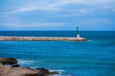 Sörfün ucundaki yeşil deniz feneri